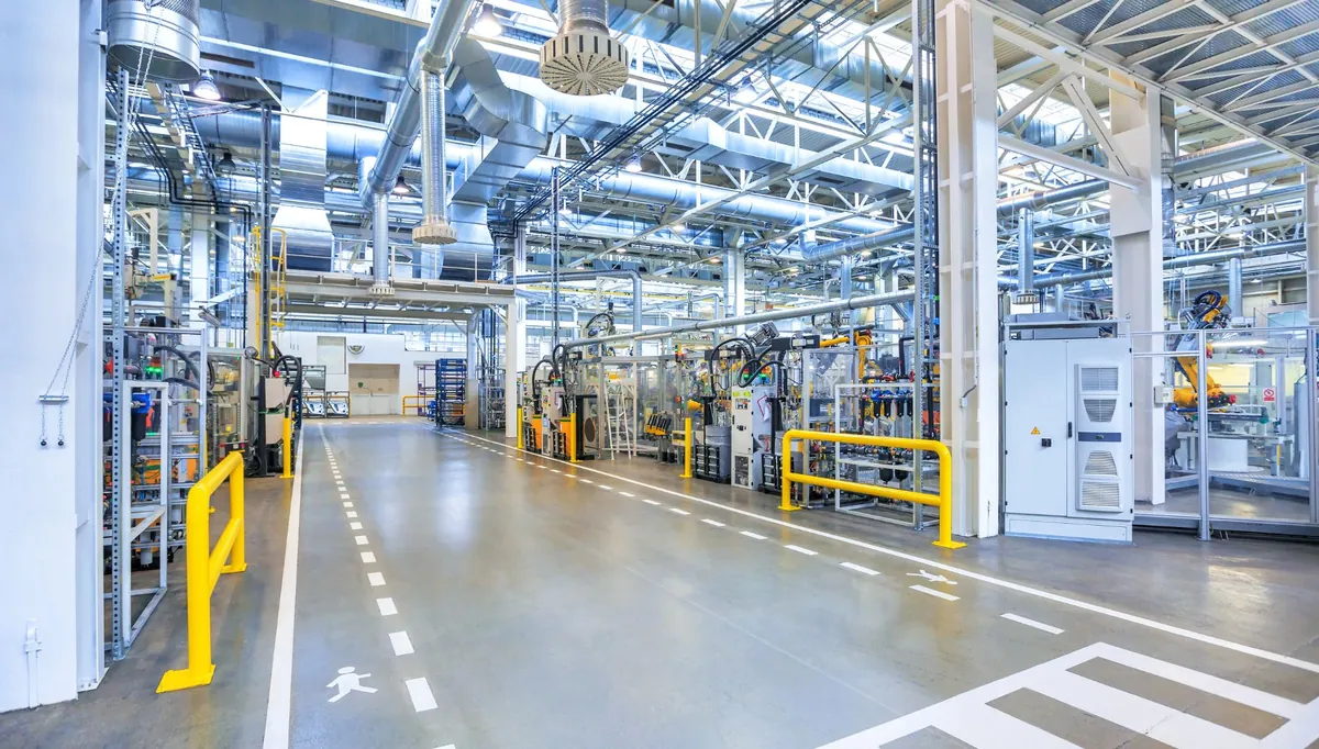 Interior de fábrica com corredor sinalizado