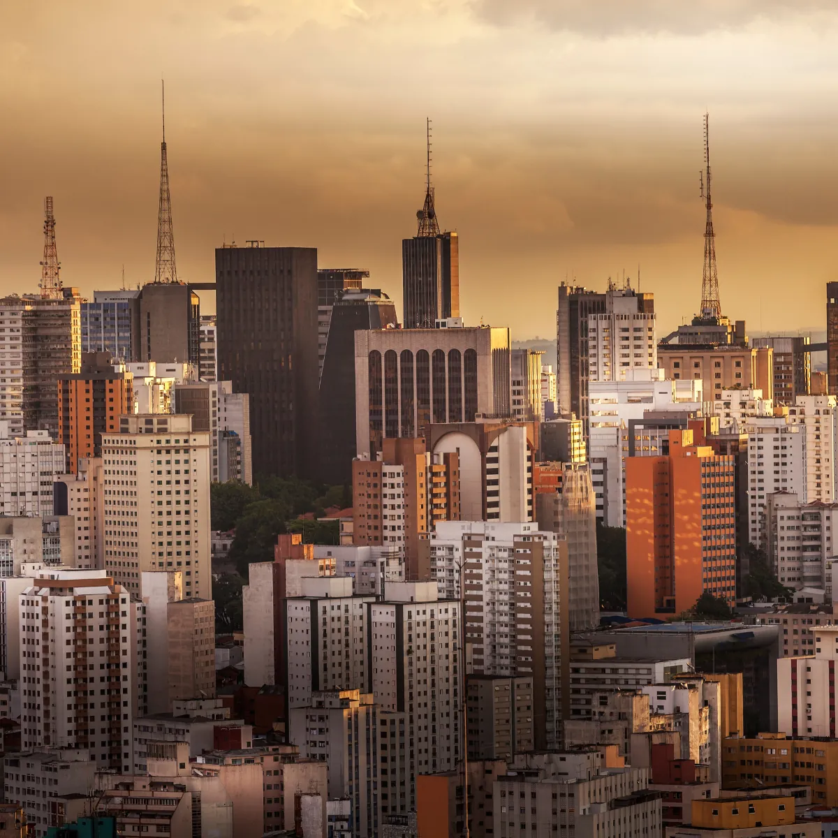 Skyline de cidade grande com antenas ao entardecer